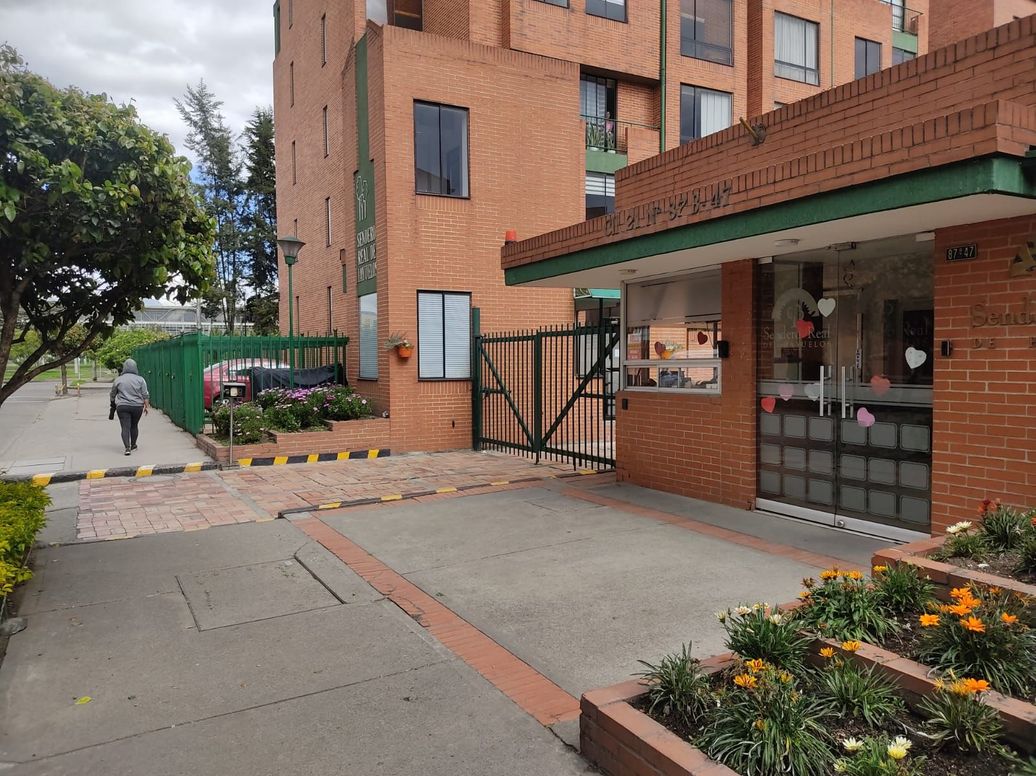 Apartamento de 5 alcobas en venta en Cjr Sendero Real De Hayuelos, Bogotá, 103 m² · foto 2 de 20