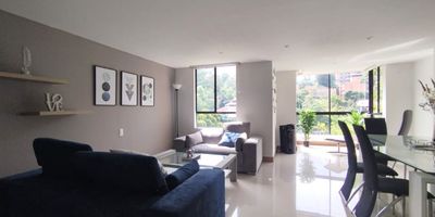 Apartamento amoblado en arriendo en unidad cerrada cerca a centros comerciales, hoteles, restaurantes, rutas de transporte publico y servicios complementarios. Piso en porcelanato y madera, puerta de seguridad, sala comedor, estar de tv, 3 alcobas con baño en la principal, cocina integral cerrada, y parqueaderos paralelos cubiertos. Conjunto cerrado con piscina, gimnasio, salon social, parques infantiles, zonas verdes, vigilancia 24 hrs, citofonia, y circuito cerrado de tv. *Inmuebles sujetos a verificación de disponibilidad.*