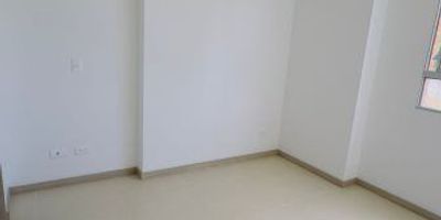 En unidad cerrada con un área de 77 mt²
3 Alcobas (Alcoba Principal con Vestier y Baño, 2 Alcobas con Closet) 1 Baño Social, Balcón, Salón Comedor, Cocina Integral, Vista Panorámica, Zona de Ropas, Red de Gas y Calentador.
1 Parqueadero Cubierto + Cuarto Útil.
Conjunto cerrado con porteria 24 horas, Ascensor, Canchas Deportivas, Circuito Cerrado de TV, Gimnasio, Jacuzzi, Jardin, Juegos Infantiles, Piscina, Salón Social, Shut de Basuras, Turco/Sauna, Zona BBQ y Zonas Verdes.
Inmueble cercano a Instituciones Educativas, Transporte Publico, Parques Cercanos, Zona Campestre, Supermercados y Zona Residencial.