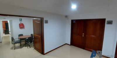 Oficina en Arriendo en Medellín, Guayabal, Aguacatala, 113 m2, 2 parqueaderos, puerta en madera dos alas, vigilancia, piso en cerámica, granito pulido, muy buenas rutas de transporte y vías de acceso, cerca a la estación del metro. Contacto Juan cardona 3176418589