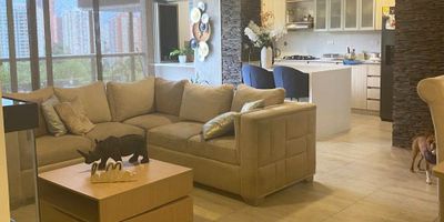 Apartamento en venta en unidad cerrada cerca a parques, supermercados, facil acceso a senderos. Piso en porcelanato, sala comedor, 3 alcoabs con baño en la principal, cocina integral abierta tipo americno, balcon y parqueaderos lineales cubiertos. Conjunto cerrado con ascensor, piscina, gimnasio, salon social, parques infantiles, placa polideportiva, zonas verdes, vigilancia 24 hrs, y circuito cerrado de tv.  *Inmuebles sujetos a verificación de disponibilidad.*