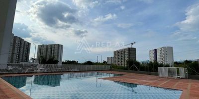 El Inmueble: Apartamento de 54 metros cuadrados distribuidos en tres habitaciones con su respectivo closet, la principal de ellas con baño privado, salón-comedor, baño auxiliar, cocina integral abierta, balcón y zona de ropas.

El conjunto: situado en el sector de Condina zona de alta valorización,  ofreciendo cercanía a centros comerciales, supermercados, centros de abasto y universidades, facilidad de transporte urbano;  el conjunto cuenta con piscina, salón social, zona de juegos infantiles, y zona de mascotas, cancha de baloncesto.