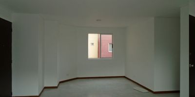 Apartamento para la Venta con buena ubicación en el Centro de facil acceso, cuenta con remodelaciones, iluminacion y ventilacion natural, amplios espacios, con sala-comedor, pisos en ceramica, tres habitaciones y dos baños, cocina integral meson en Acero, estufa y calentador a gas, zona de ropas. En conjunto cerrado con un parqueadero cubierto. Vigilancia y porteria las 24Horas.