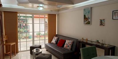 Venta casa en urbanización Santa Mónica consta de:
                   Nivel I
Parqueadero entrada a la casa, cuarto util, sala comedor con mirador, baño social, estudio, cocina semi integral
                 Nivel II
Tres (3) habitaciones con closet, un (1) baño de habitaciones, zona de ropas. Agente José Luis Tamayo Zuluaga 