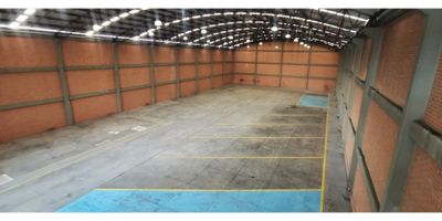 Particularmente la bodega tiene una altura de 10 metros; resistencia en placa de 8 ton x m2, cinco parqueaderos privados. El área de oficinas está distribuida en 3 pisos carga eléctrica 50 KVA, batería de baños hombre y mujeres.


 
  
   
   Área de Bodega
   
   
   3.777
   
  
  
   
   Área oficinas  1 piso 
   
   
   325
   
  
  
   
   Área Oficinas 2 piso 
   
   
   342
   
  
  
   
   Área Oficinas  3 Piso 
   
   
   342
   
  
  
   
   Área de  Parqueadero  y Descargue 
   
   
   758
   
  
  
   
   Área Total 
   
   
   5.575
   
  
 

