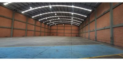 Particularmente la bodega tiene una altura de 10 metros; resistencia en placa de 8 ton x m2, cinco parqueaderos privados. El área de oficinas está distribuida en 3 pisos carga eléctrica 25 KVA, batería de baños hombre y mujeres.


 
  
   
   Área de Bodega
   
   
   1.891,20
   
  
  
   
   Área oficinas  1 piso 
   
   
   168,72
   
  
  
   
   Área Oficinas 2 piso 
   
   
   168,72
   
  
  
   
   Área Oficinas  3 Piso 
   
   
   168,72
   
  
  
   
   Área de  Parqueadero  y Descargue 
   
   
   380,10
   
  
  
   
   Área Total 
   
   
   2.777
   
  
 

