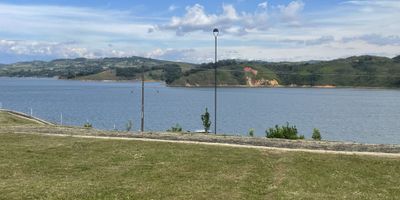 VENDO , En condominio Campestre lago calima , casa de dos pisos, con la.mejor vista al lago , cuenta con amplia terraza con estadero zona BBQ, parqueadero propio para dos vehículos  sala principal auxiliar  y comedor.,  tres alcobas principal con baño y amplio Balcon vista al lago, tres baños, con modernos acabados,  el condominio cuenta con porteria las 24 horas , muelle propio, salon social, zona de juegos, piscina, más información con INDIRA OYOLA 3104005590