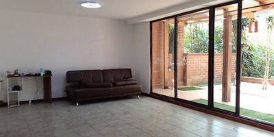 Casa en arriendo y venta en unidad cerrada cerca a hospital, restaurantes, supermercado y servicios complementarios. Piso en baldosa y madera laminada, 3 niveles, sala comedor, estudio, estar de tv, biblioteca, 3 alcobas, baños, cocina integral abierta tipo americano, alcoba y baño de servicio, balcon, terraza y parqueaderos 2 cubiertos. Conjunto cerrado, salon social, parque infantil, zonas verdes, vigilancia, porteria 24 hrs, citofonia, y circuito cerrado de tv. Inmuebles sujetos a verificación de disponibilidad.