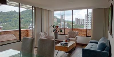 Espectacular penthouse con un área de 138 m, ubicado en el sector de la circunvalar a una cuadra del centro comercial Arboleda.Consta de sala comedor con mirador, cocina semi integral, zona de ropas, dos 2 habitaciones con closet, un 1 baño social y de habitaciones, una 1 habitación principal con baño y vestier, un 1 parqueadero cubierto, un 1 depósito. Agente José Luis Tamayo Zuluaga