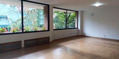 Apartamento en arriendo en unidad cerrada acceso desde vía principal, centros comerciales y sus múltiples servicios complementarios, rutas de transporte publico, calle de poco transito vehicular. Piso en madera, puerta de seguridad, sala y comedor independiente, estudio, estar de tv, 3 alcobas con baño en la principal, cocina integral abierta tipo americano, alcoba y baño de servicio, y parqueadero independiente cubierto. Conjunto cerrado sin ascensor, con zonas verdes, vigilancia 24 hrs, citofonía y circuito cerrado de tv. Inmuebles sujetos a verificación de disponibilidad.