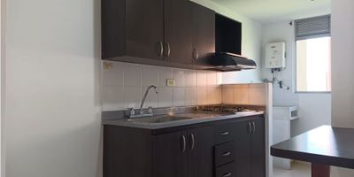 ¡Bienvenido a tu nuevo hogar en Ditaires, Itagüí! Este cómodo apartamento de 65 metros cuadrados tiene todo lo que necesitas para vivir tranquilo y seguro. Con tres habitaciones, todas con closet, y dos baños, tendrás espacio suficiente para toda la familia. La cocina semi-integral con barra americana es perfecta para preparar tus comidas favoritas, y la zona de ropas y el calentador de agua añaden conveniencia a tu día a día.

El apartamento cuenta con piso de cerámica y una excelente iluminación natural gracias al balcón y ventanal. Además, la red de gas te permitirá ahorrar en energía. La urbanización cerrada ofrece una amplia gama de comodidades, incluyendo piscina, gimnasio, turco, sauna, zona pet, cancha sintética, y cancha de baloncesto. Todo esto complementado con portería 24 horas y parqueadero privado cubierto.

Ubicado cerca del Acuaparque de Ditaires, tendrás fácil acceso a actividades recreativas y de entretenimiento. Este apartamento en estrato 3 es una excelente opción para quienes buscan confort y seguridad. No dejes pasar esta oportunidad. ¡Ven y conoce tu próximo hogar!
Código S659.
