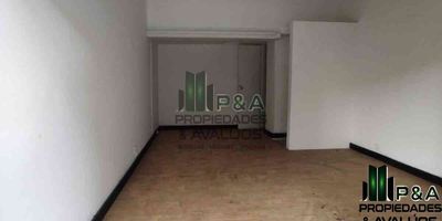 Local Arriendo Envigado, en lugar concurrido por peatones y vehículos, cerca al parque de envigado y vías principales, cerca a restaurantes y negocios de la zona.