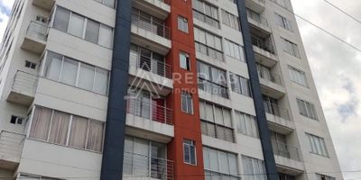 Se arrienda apartamento en edificio residencial, con cercanía al centro de Pereira, esta ubicación permite tener un fácil acceso caminando, en transporte público y privado. En el entorno podemos encontrar restaurantes, litografías, entidades bancarias, centros comerciales, notarías, casas de cambio, entre otros.

El edificio proporciona seguridad 24 horas, el apartamento está ubicado en un cuarto piso, cuenta con 80 m², distribuidos en cocina abierta, sala comedor, habitaciones, baño y terraza.