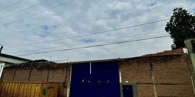 Se alquila Lote al norte Cali salida hacia Palmira, sector Cauca Seco a 500mts del puente de Cali, 2.500m2, 4 oficinas, cocina, 3 baños remodelados, baño para trabajadores, espacio de almacenamiento, tramo entechado para volquetas, tramo interno pavimentado, energía 110 y 220. Especial para maquinaria pesada, sector industrial con empresas alrededor, ingresó pavimentado. Ubicado a 5 minutos de Cali. Valor alquiler $15.000.000