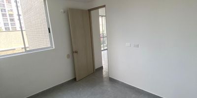 EXCELENTE APARTEMENTO EN VENTA CON BUENOS ACABADOS,sala, comedor,balcon con vista interior, baño social,cuarto principal l con baño y vestier,alcoba secundaria , estudio,cocina integral abierta, zona de oficios,parqueadero comunal, la unidad cuenta con jardines, juegos para niños,piscina ,zonas verdes. TEL 3163225751
