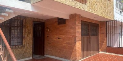 Casa excelente ubicacion de 2 pisos independientes con terraza  : piso Uno  :antejardin ,garaje descubierto ,2 garaje  1  cubierto 1 descubierto ,  sala comedor,baño social,cocina,3 patios,4 cuartos, 3 baños,  .Piso Dos :   4 cuartos, 3 baños, sala comedor,cocina,salon de 40 mt,zona de oficios.