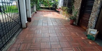 exlente casa para venta en el barrio la flora,norte de Cali,  sus caracteristicas.
1-piso antejardin 1 parqueadero interno y otro externo, sala comedor,2 estudios, 3 patios internos , cocina integral, 3 alcobas,3 baños, cuarto de empleada,zona de oficios,su ubicacion esta cerca a vias principales de alta valorizacion.