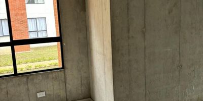 Excelente apartamento en obra gris unidad Parque Natura alfaguara Jamundí, con piso y guarda escobas  , piso 1 con ascensor consta de  sala comedor ,balcón cocina, zona de oficios , dos habitaciones , habitación principal con baño , baño social ,parqueadero , la unidad cuenta con zona social, piscina para niños y para adultos ,salon social ,parque infantil ,zonas verdes ,vigilancia las 24 horas.