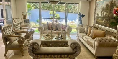 Hermosa Casa en condominio  de dos pisos, remodelada  iluminada , ventilada, excelente ubicación, consta de  sala y comedor amplios con aire acondicionado, amplia terraza, sala auxiliar,comedor auxiliar  ,cocina americana abierta, zona de oficios, baño social, cuarto de servicio , 4 cuartos con baño, cuarto principal con vestier y salida al balcon, 2 cuartos auxiliares con salida al balcón, closet de linos ,estudio, parqueadero para 3 vehiculos ,4 adicionales ,jacuzzi,gym. El  condominio cuenta con amplias zonas verdes, piscina para adultos y niños, salón social,