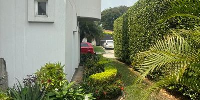 Hermosa casa  en condominio de dos Piso , excelente ubicación en el exclusivo sector de pance , consta de , sala, comedor, cocina abierta, alacena,baño social, estudio,  con baño con ducha , terraza amplia , Zona verde, fuente, zona de oficios, bodega, patio de ropas ,6 parqueaderos .Segundo piso, hall de alcobas, terraza grande, tres habitaciones todas con baño y vestier. El condominio cuenta con zona social, piscina niños -adultos,baños, zona de juegos , parque infantil ,portería.  Condominio con 6 casas.