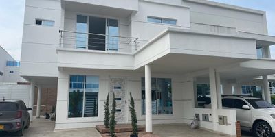 Excelente casa en condominio  para estrenar  semi inteligente de 3 niveles distribución Primer piso: parqueadero para 5 vehiculos , sala, cocina americana, mesones en cuarzo, baño social, amplia zona húmeda, jacuzzi, sala de tv,Tomas y encendedores inteligentes. Segundo piso: 3 habitaciones, 1 baño en cada habitación, 2 balcones, habitación principal vestier en , sala de TV.Tercer piso: terraza cubierta, zona de lavado, 2 habitaciones, baño social, amplio balcón.
El condominio cuenta con portería, vigilancia, zonas verdes, piscina, salón social, parque para niños. 
Se recibe permuta.