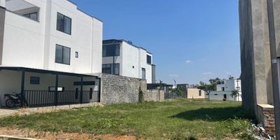 Lote en Condominio Campestre  excelente ubicación, sector con alta valorización ,cerca centro comercial alfaguara ,natura , bancos, rodeado de arboles y gran naturaleza que te permitirán un disfrute de vida ,  área 246 M2 , 12 x 20.5.El condominio consta de Zonas Verdes,senderos ,Salón Social,  Piscina para niños y Adultos, Cancha Múltiple,  Portería, Parqueadero de Visitantes , Lago, zona bbq.