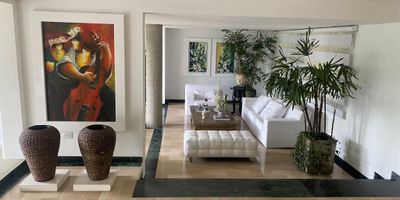 Excelente casa de tres niveles ,ubicación privilegiada al norte de la ciudad ,remodelada, iluminada , fresca, moderna , consta de:   nivel  uno   Parqueadero exterior  para  4 vehículos , 2 parqueaderos   cubiertos , sala comedor, estar de recibo, terraza, jardin interior , baño social, cocina integral,zona de oficios , cuarto de empleada con baño, depósito.  Nivel  Dos consta de , dos habitaciones con closet y baño, segunda habitación, con baño y Vestier .Tercer Nivel cuenta con closet de linos , cuarto de  huésped  con baño y closet ,hall de habitaciones , oficina  , habitación amplia  con closet y baño.