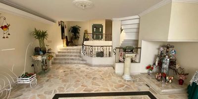 Amplia casa en venta de 3 niveles ubicada en el ingenio 3 sus caracteristicas.
1- nivel sala comedor ,estudio cocina integral, zona de oficios,baño social,  cuarto de empleada con baño, 2 parqueaderos cubiertos.
2 nivel 3 alcobas cada una con su respectivo baño,sala de Estar, baño social.
3 nivel alcoba principal con baño ,vestier ,balcon.


.