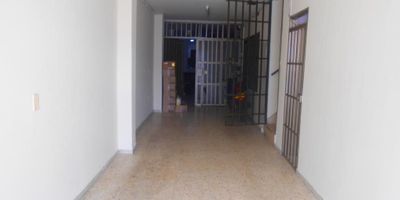 Venta de edificio de 4 pisos para inversionistas,propio para fabrica sus caracteristicas:
1- piso local con baño, 1  apartamento que consta de sala, comedor 2 baños completos,cocina sencilla,patio de ropas, 1 oficina.1 parqueadero.
2-piso sala, comedor, 3 habitaciones,3 baños completos,cocina sencilla, patio de ropas,cuarto de empleada.
3- piso 1 apartamento que consta de 2 habitaciones, 2 baños completos, sala comedor,patio de ropas, cocina sencilla.
    1 apartamento de 2 alcobas 1 baño completo, sala comedor,zona de oficios, cocina sencilla.
4- piso terraza cubierta, 1 baño con ducha, 2 salones  grandes.