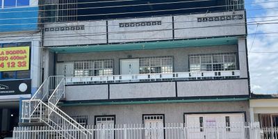 Casa  de dos pisos con Terraza  piso uno consta  de sala, comedor , cocina 6 habitaciones , dos Baños patio interior y garaje para dos vehiculos. En el segundo piso tienes 6 habitaciones , cocina sala, comedor, zona de oficios  y dos Baños, tercer piso terraza Con baño.