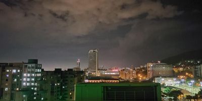 Pent-house doble, remodelado con vista panorámica a la ciudad 225 grados , piso 12, área  de 230 mts, y 90 mt2  de terraza, primer Nivel consta de Tres salas, sala de música , sala de TV , sala de recibo, comedor , cocina francesa abierta, zona de oficios  ,habitación principal con baño y closet amplio  , segunda y tercera  habitación con closet, comparten  baño  , hall de alcobas , segundo nivel terraza, habitación con baño , sala, comedor , cocineta , turco jacuzzi  y baño, 2 parqueaderos y un depósito grande , edificio cuenta con , lobby ,  salón social,piscina climatizada, turco, jacuzzi, sauna, salón de aerobics, solárium en la terraza del edificio , gimnasio, juegos infantiles.