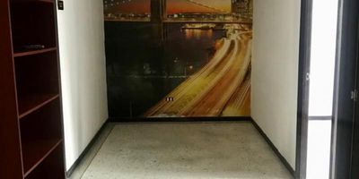 Excelente oficina de 40 mts , sexto piso con ascensor  ,consta de recepcion, oficina de gerencia,oficina auxiliar, cocineta,baño,parqueadero,citofono,portería.Admon $435.000