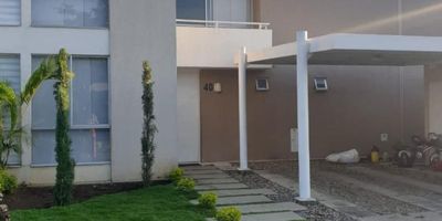 Linda casa de 2 plantas en condominio con un area de lote de 296 mts y construidos 178 mts ,iluminación,calidad en sus acabados,distribución, amplitud,son algunas de las características de esta linda casa ubicada en Alfaguara Jamundi, uno de los sectores de mayor desarrollo y valorización del sur de Cali sus características.
1- piso sala comedor,estudio, baño social,cocina integral abierta y amplia,zona de oficios,cuarto de empleada con baño, deposito , garaje cubierto para 3 carros, jandin interior y exterior.
2- piso 3 alcobas, la principal con vestier y baño, baño de alcobas.
La unidad cuenta con salon social,club house, piscina para adultos y niños, zona infantil, cancha de tenis, jardines.
VALOR DE LA CASA $ 590.000.000




.
.