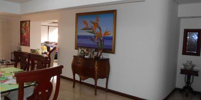 Exclusividad,innovación,distribución,diseño,iluminación,Ubicación,calidad en sus acabados,espectacular vista, son algunas de las características que tiene este lindo apartamento duplex. Ubicado en uno de los sectores mas privilegiados del oeste de Cali, barrio Santa Teresita,amplio apartamento duplex de 228 metros, que cuenta en el primer piso con : sala ,comedor,estudio,balcon , baño social 2 alcobas una con baño,cocina integral, zona de oficios,,cuarto de empleada con baño.
2 nivel alcoba principal con baño,vestier,balcón, segunda alcoba con baño, sala de alcobas, terraza con piscina