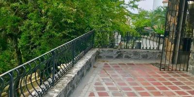 Excelente  casa  sector residencial . consta de sala  de recibo  , sala, comedor amplio , estudio, baño social, cocina integral, sala TV,  tres habitaciones todas con baño y closet,  zona garaje cubierto para dos vehículos,zona de oficios , jardines ,2 terrazas amplias con hermosa vista , tiene anexo y de manera independiente, un apartamento de 283 mt2 que puede ser utilizado como vivienda y oficina comercial, consta  de espacio de 2 oficinas con baño, sala , comedor, cocina integral amplia , zona de oficios , tres habitaciones, habitación principal con baño y closet,  baño de habitaciones ,patio interior,garaje para 6 vehículos,  moderno.