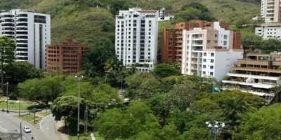 Espectacular  Apartamento de 340 m2 ,Totalmente remodelado,vista panorámica ,ubicado en uno de los sectores mas privilegiados del oeste de Cali ,frente al río Cali,Cercano a La Tertulia y  El Obelisco. Consta de : Sala Comedor , balcon con vista al río,Baño social ,Cuarto  de servicio con baño, amplia zona de oficios,cocina integral abierta ,estudio,sala auxiliar ,cuarto principal con  baño 2 vestier y balcon, cuarto con  baño vestier y balcon ,cuarto con baño, vidrios antirruido , 3 parqueaderos ,depósito ,Edificio con salon social , piscina.