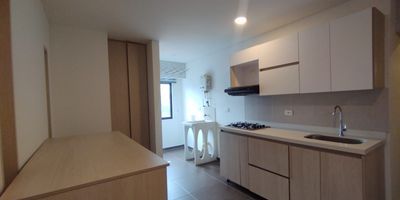 Apartamento en arriendo en unidad cerrada en Alamos cerca a via principal, supermercados de cadena, parque principal, centros comerciales, universidades, rutas de transporte publico y servicios complementarios. con hermosos acabados modernos, amplios espacios, cuenta con sala-comedor, pisos en porcelanato, dos habitaciones y dos baños, cocina integral, estufa y calentador a gas, zona de ropas. La unidad cuenta con un parqueadero cubierto. Vigilancia y portería las 24Horas.  *Inmuebles sujetos a verificación de disponibilidad.*