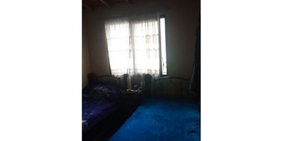 Se  Vende apartamento en Marinilla de aproximadamente 60 m² en el estrato 3. Ubicado en un edificio con antejardín y parqueadero para moto, este apartamento en el cuarto piso ofrece comodidad y funcionalidad en cada rincón. Consta de 3 habitaciones con clóset, sala-comedor, balcón, cocina integral, zona de ropas y 2 baños. Además, su excelente ubicación te permitirá disfrutar de todos los beneficios de vivir cerca del corazón de la ciudad: a cuadra y media de la iglesia Sagrado Corazón, al parque principal, a zonas comerciales, restaurantes, parques, la bomba principal de gasolina, el jardín botánico y el parque de la familia. Se paga el predial anual $ 274.000 ¡No dejes pasar esta oportunidad de vivir en una zona privilegiada de Marinilla! Contáctanos para más información. 604 3220207- 3177597155
