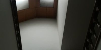 Primer nivel: 2 parqueaderos cubiertos, baño social, sala comedor independientes, jardín interior, zona de ropa cubierta con cuarto y baño de servicio, cocina integral a gas. Segundo nivel: habitación principal con baño y sala de tv. Tercer nivel: Dos habitaciones, estudio abierto, sala de tv y un baño. Cuarto Nivel: Habitación con closet.