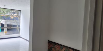 Apartamento en Venta en unidad cerrada sector San Mateo de facil acceso, cerca a colegios y de rutas de transporte publico. Cuenta con salacomedor, pisos en ceramica, tres habitaciones y dos baños, cocina integral meson en granito, estufa y calentador a gas, zona de ropas. La unidad cuenta con con piscina,  gimnasio, salón comunal, parques infantiles, zonas verdes y un parqueadero descubierto. Vigilancia y portería las 24 Horas. Inmuebles sujetos a verificación de disponibilidad.
