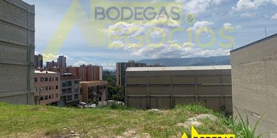 Lote en venta en el sector Itagüí, cerca a Mall Laureles del sur, restaurantes, y servicios complementarios. Cuenta con área de 678M2, en unidad, para uso mixto.