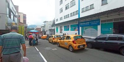 Consultorio médico ubicado en la Clinica Risaralda en emblemático edificio del centro de la ciudad de Pereira, lo que permite poder estar cerca de todo lo que su empresa pueda llegar a necesitar. En el entorno podemos encontrar edificios gubernamentales como la Alcaldía de Pereira, las principales entidades bancarias, centros comerciales, notarías, casas de cambio, amplios parqueaderos, entre otros. La zona además cuenta con alto flujo vehicular y servicio de transporte público y privado.

El edificio cuenta con recepción, seguridad privada 24 horas, lobby, doble ascensor, baños públicos y para discapacitados en cada nivel. El consultorio se encuentra ubicada en un séptimo piso, tiene una área de 24 m², baño privado, recepción privada.

 En la clínica se encuentran profesionales de diferentes áreas de la salud y especialidades.