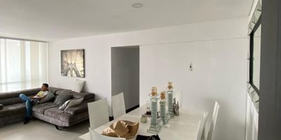 Apartamento en Venta en la Circunvalar en unidad cerrada  cerca a la supermercados de cadena, rutas de transporte publico y servicios complementarios de la zona. Cuenta con sala-comedor, pisos en Ceramica, tres habitaciones y dos baños, cocina integral mesón en granito, estufa y calentador a gas, zona de ropas. La unidad cuenta con piscina, salón comunal, sauna/turco, parques infantiles, un parqueadero cubierto y un cuarto util. Vigilancia y porteria las 24 Horas. *Inmuebles sujetos a verificación de disponibilidad.*