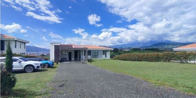 ¿Estás pensando en comprar una casa campestre en Pereira? Tenemos una excelente opción para ti. Esta amplia y hermosa casa campestre cuenta con dos entradas, una por la vía Armenia y otra por Villaverde, en una zona residencial tranquila, rodeada de la paz de la naturaleza, aire fresco y una abundante luz natural. Con tan solo 1 año de antigüedad, esta casa prácticamente nueva ofrece 4 habitaciones, 5 baños, estudio, habitación de servicio con baño, 2 cuartos útiles, persianas, blackouts y espacio para parquear hasta 12 carros. Además, cuenta con piscina, jacuzzi y una impresionante vista panorámica que te encantará. Si tienes mascotas o niños, es el lugar ideal, rodeado de tranquilidad y con espacios para disfrutar en familia. No lo pienses más y agenda una cita para visitarla. Estoy segura de que te encantará convertir esta casa campestre en tu próximo hogar. ¡No te arrepentirás!

