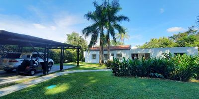 Hermosa casa en exclusivo Club Puerto Peñalisa. Lote de 1268 mts, y 381 mts de construcción. La casa tiene completamente nuevos la cocina y dos baños, los parqueaderos con techo duro y el BBQ.  Adicional a sus 4 amplias alcobas, cuenta con alcoba de servicio (con baño) y área de lavanderia. La ubicación privilegiada de la casa le permite tener mucha frescura, ya que al frente tiene un precioso bosque nativo y atrás la mejor vista desde la piscina, el BBQ y otras áreas al campo de Golf en el Hoyo 9 y mirando hacia las montañas. Además, se encuentra al final del subconjunto Gibraltar. Los otros conjuntos comparables tienen el doble número de casas. Esta ubicación permite que el tráfico solo sea para las 5 últimas casas. Tranquilidad Total.