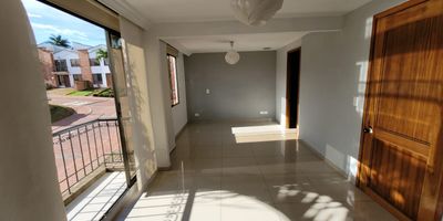 Casa en Venta en Unidad cerrada ubicada en Belmonte con múltiples servicios complementarios de la zona, con dos niveles, ventilación e iluminación natural. Cuenta con sala-comedor, pisos en ceramica, estudio, tres habitaciones y dos baños, hall de alcobas, estufa y calentador a gas, cocina integral meson en marmol, zona de ropas y  antejardin. La unidad cuenta con piscina, gimnasio, salon comunal, sauna/turco, parques infantiles, zonas verdes y dos parqueaderos descubiertos. Ademas con circuito cerrado de tv y vigilancia las 24 Horas.  *Inmuebles sujetos a verificación de disponibilidad.*