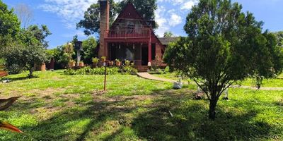 Cod.3945 CASA CAMPESTRE TIPO CHALET - VEREDA LAS VEGAS - ANTIGUO CLUB CASA GRANDE - 1 primer piso - sala comedor con mirador hacia los jardines - un baño amplio - cocina y una chimenea. piso 2 - alberga con 2 habitaciones - y un mirador con vistas panorámicas. ZONA EXTERIOR: BBQ- GARAJES - 2 baños exteriores - casita de arbol - y columpio - pequeño orquidiario y zona de descanso - 2 escaños y fuente artesanal. LOTE DE 2000 MTRS * 25 cítricos - mandarinos - y 2 tipos de naranja * 5 arboles de aguacates * 3 mangos tomi * 2 zapotes - 2 anones - 1 cerezo - 1 mangostino - 1 nispero - 1 ARBOL DEL PAN - 1 granado y un mamey - chirimoyas - 3 arbustos de acerolas brasileras - 2 guayabos - heliconias - y plantas ornamentales.