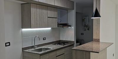 Apartamento en Venta en unidad cerrada en condina cerca a supermercados de cadena,  centros comerciales, rutas de transporte publico y servicios complementarios, cuenta con tres habitaciones y dos baños, sala-comedor, hall de alcobas, estufa y calentador a gas, cocina integral mesón en granito,  zona de ropas. La unidad cuenta con piscina, gimnasio, salón comunal, parques infantiles y placa polideportiva. un parqueadero descubierto, portería y vigilancia las 24 Horas. *Inmuebles sujetos a verificación de disponibilidad.*