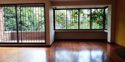 Casa en venta en unidad cerrada cerca a colegios, vias principales, rutas de transporte y servicios complementarios. Entorno muy tranquilo y de poco flujo vehicular. Piso en madera, tres niveles, puerta de seguridad, chimenea, sala y comedor independiente, estudio, biblioteca, 3 alcobas con baño en la principal, cocina integral cerrada, alcoba y baño de servicio, balcon, terraza y parqueaderos paralelos cubiertos. Unidad con mucha zona verde, salon social, parques infantiles, vigilancia 24 horas, citofonia y circuito cerrado de tv. *Inmuebles sujetos a verificación de disponibilidad.*