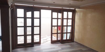 Casa comercial independiente en venta cerca a vias principales, parques, restaurantes, malls, rutas de transporte y servicios complementarios. Piso en baldosa, 10 espacios, baños, dos niveles, cocineta, cableado de red, y red de gas. Cuenta con permiso para construir *Inmuebles sujetos a verificación de disponibilidad.*